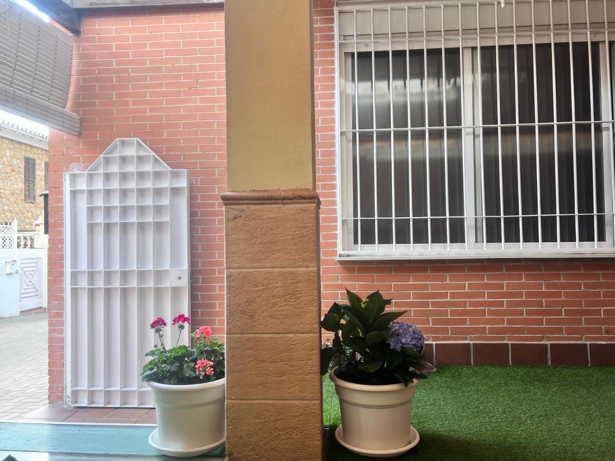 Casa Ideal Familias Y Grupos Con Balcones Exterior Soleada Patios Cerca Alhambra, Sierra Nevada, Rio Genil, Lancha Del Genil, Parque Llano Y Reloj Del Sol Con Barbacoas, Campo De Futbol, Circuito Gimnasia Apartment Гранада Екстериор снимка
