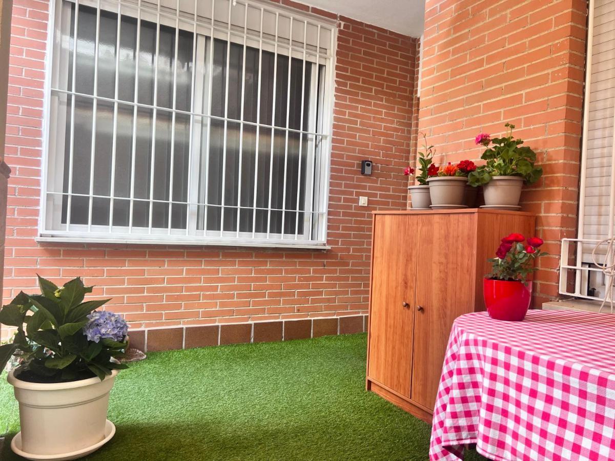 Casa Ideal Familias Y Grupos Con Balcones Exterior Soleada Patios Cerca Alhambra, Sierra Nevada, Rio Genil, Lancha Del Genil, Parque Llano Y Reloj Del Sol Con Barbacoas, Campo De Futbol, Circuito Gimnasia Apartment Гранада Екстериор снимка